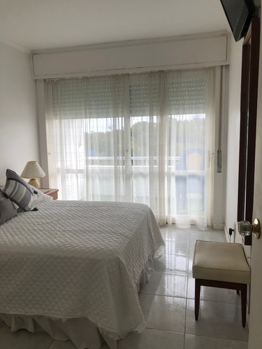 Imagen 6 de 29 de Apartamento En Parada 10 Playa Mansa Frente Al Mar, Super Equipado, Y Las Mejores Comodidades.