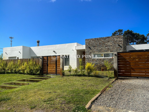 Casa Moderna Con Piscina Climatizada, Tres Dormitorios