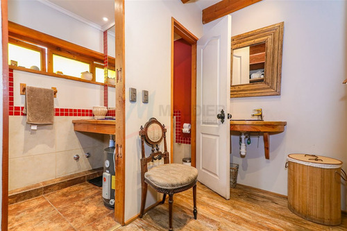 Casa En Venta De 7 Dorm. En Providencia