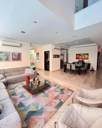 En Venta Hermosa Casa Con Piscina 410 M² Urb. San Jacinto Maracay Aragua