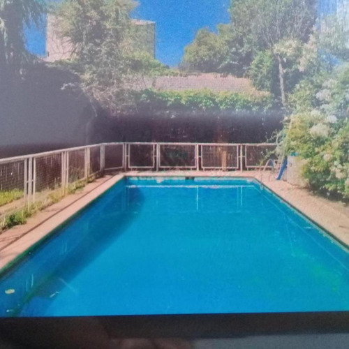 Excelente Propiedad Con Garage,parque Y Piscina.