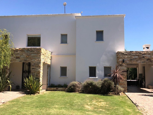 Casa 5 Ambientes En Alquiler. El Centauro