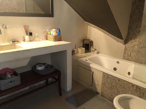 Imagen 23 de 30 de Casa En Venta - 5 Ambientes Con Piscina - Zona Residencial En Castelar Centro