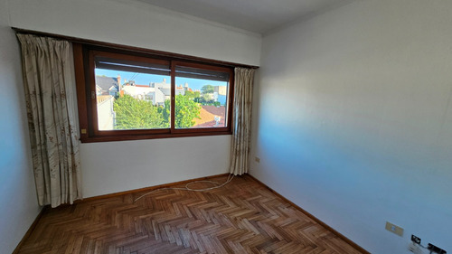 En Venta Chalet De 4 Ambientes Con Dependencia . Barrio San Carlos.