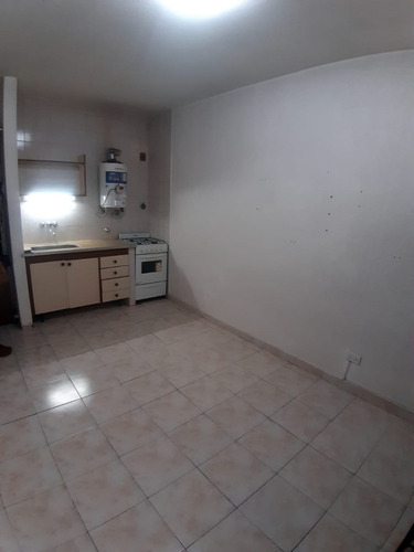 Imagen 2 de 7 de Impecable Departamento De 1 Ambiente A La Calle Con Balcón Francés En Excelente Ubicación Y Entorno