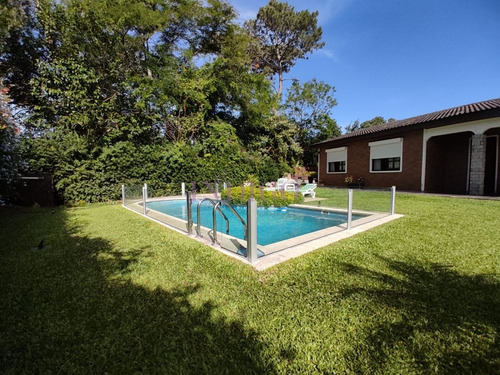 Imagen 2 de 30 de Casa Con 3 Dormitorios, 2 Baños Mas Dependencia, Piscina Y Parillero! - Punta Del Este Marly