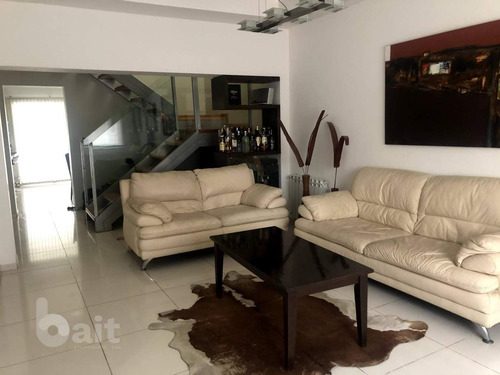 Imagen 2 de 29 de Venta Casa En El Cerro De Las Rosas, Moderna, Impecable De 3 Dormitorios Con Pileta Climatizada Y Calefacción Central.