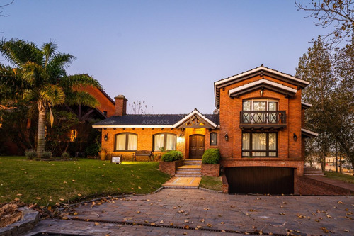 Excelente Casa Con Buen Fondo Y  Piscina ! Ideal Inversión !