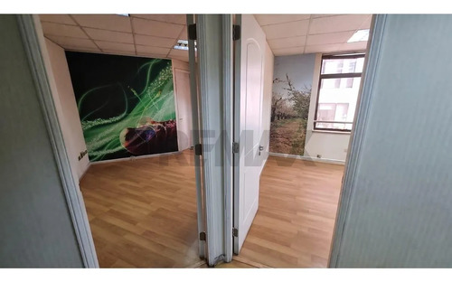 Oficina Con 2 Privados, Estacionamiento Y Bodega