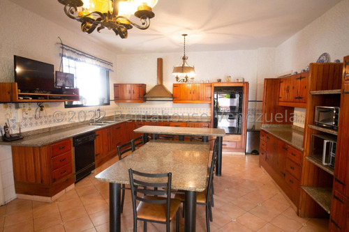 Bella Casa, Con Amplios Espacios Y Jardines Ubicada En Calle Cerrada. 25-17564.