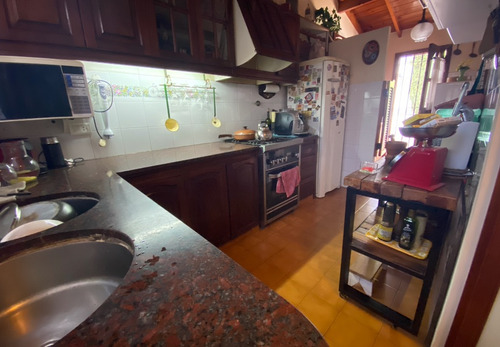 Venta Casa Hurlingham Iglesia 4 Dorm Jardín Quincho Pileta