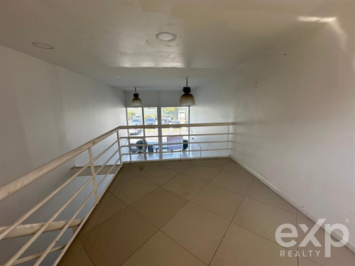 Arriendo Local Comercial Con Alto Trafico En Avda La Dehesa