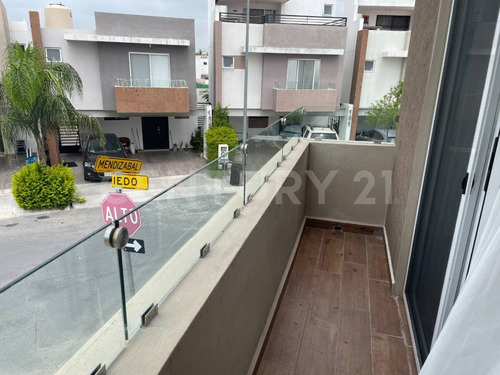 Casa En Renta De 3 Niveles En Esquina, Valle La Rioja, Apodaca, Nuevo León