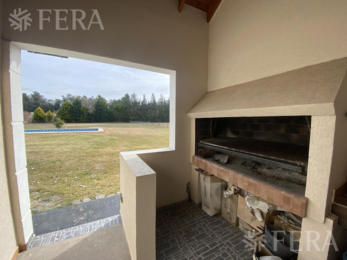Alquiler Casa 6 Ambientes Con Cochera, Quincho Y Piscina En Campos De Roca 1 - La Plata