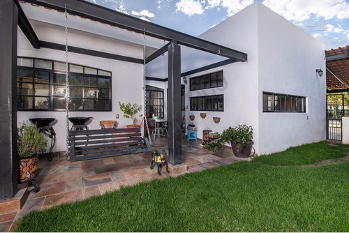Casa En Venta De Una Planta Autosustentable Y Construida En Dos Lotes En Mayorazgo Residencial.