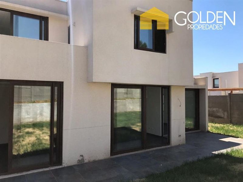 Casa En Venta De 4 Dorm. En Peñalolén