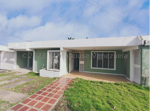  *mm&ne/ Hermosa Casa De 2 Niveles  En Venta. Los Libertadores Barquisimeto  Lara, Venezuela. Maribelm & Naudye/  4 Dormitorios  3 Baños  525 M² 