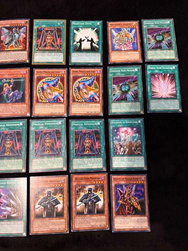 Lote Yugioh Dark Magician Spellcaster 31 Cartas #7 Dark Magician Inglés (Usado)