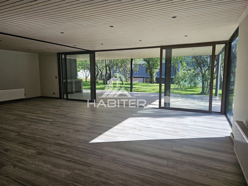 Casa En Venta De 5 Dorm. En Colbún
