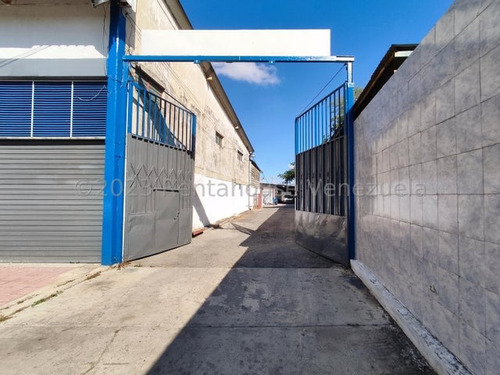 Gisselle Lobo Alquila Excelente Galpon Al Oeste De Barquisimeto, - 2 4 2 2 6 1 6- Avenida Altamente Transitada Y De Facil Acceso, Ideal Para Que Lleves A Cabo Tu Proyecto.