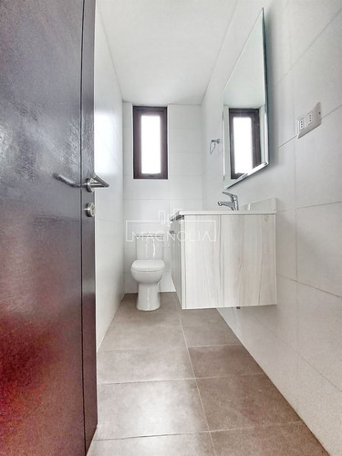 Casa En Venta De 3 Dorm. 4 Baños Más Escritorio, En Concón