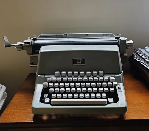 Máquina De Escribir Hermes 9 En Color Clásico (Usado)