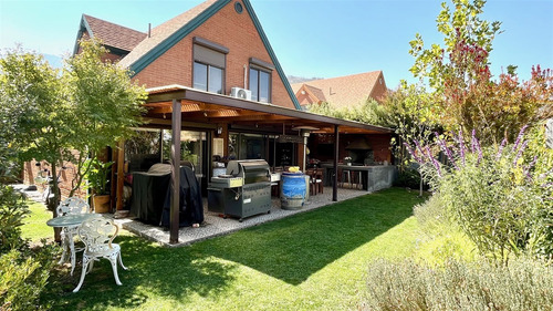Casa En Venta De 6 Dorm. En El Huinganal