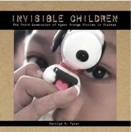 Invisible Children: The Third Generation Of Agent Orange Victims In Vietnam, De Tycer, Marilyn M.. Editorial Oem, Tapa Blanda En Inglés