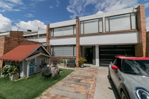 Casa En Venta En Niza. Cod V1080016