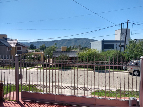 Casa Chalet De Dos Plantas Con Vistas Hacia La Montaña En Ubicación Tranquila Y Cerca Del Centro.