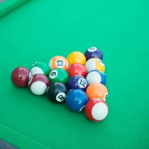 Bolas De Bilhar Americano Ou Jogo De Bilhar De Snooker Qualquer Um Dos  Vários Jogos Jogados Em Mesa Azul Foto de Stock - Imagem de barra, verde:  188938038