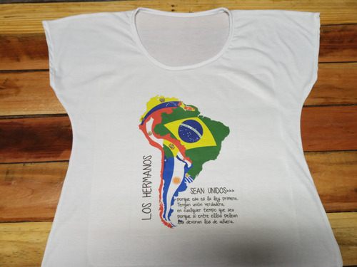 Remera Entallada Sudamérica Los Hermanos Sean Unidos