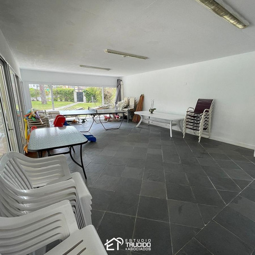Imagen 9 de 13 de Venta - Destacable Departamento En Venta En Playa Mansa A Una Cuadra Del Mar. 4 Dormitorios En Suite.
