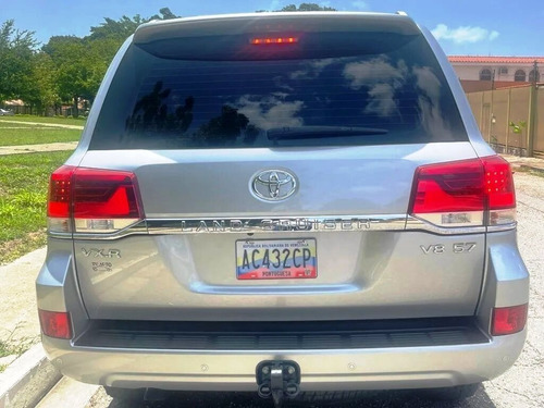 Imagen 4 de 9 de Toyota Land Cruiser Lc200 Dubai 2018 V8 4x4 Automático