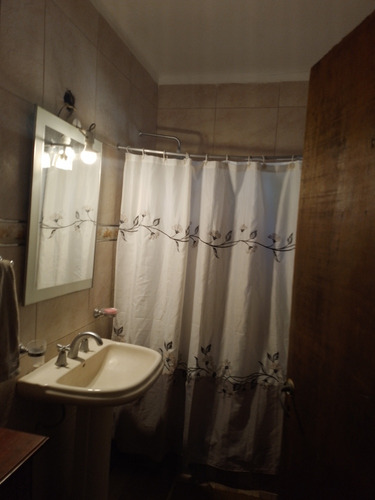 Vendo Casa : 2 Dormitorios ,baño , Living ,cocina Comedor .