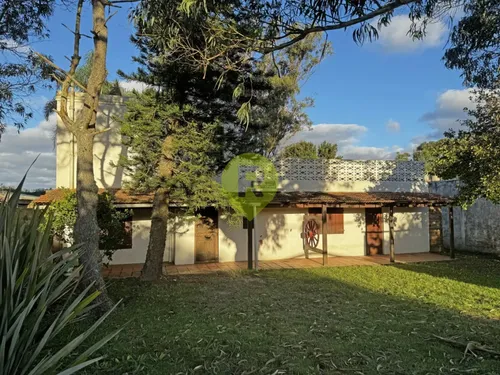 comprar Ubicada En Costa Azul, A Pocas Cuadras Del Mar En Una Zona Muy Tranquila.-