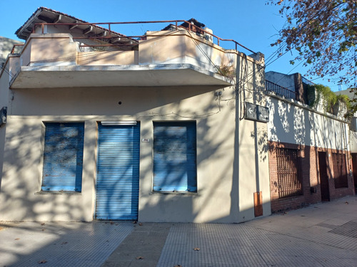 Venta Casa Lote Propio Con Garage Cubierto Y Local En Esquina 2 Plantas Con 2 Terrazas Tiene 166 M2 Cubiertos. A 3 Cuadras Parque Sarmiento Y Av Balbin, 4 Cuadras Av Gral Paz Y A 3 Cuadras Av Parque