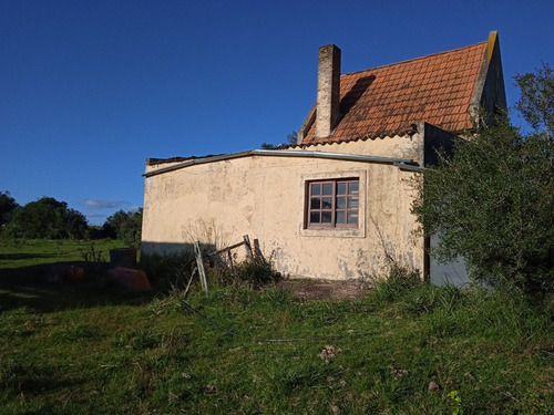 Campo Con Casa A Reparar, Instalaciones