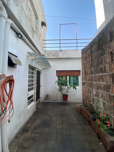 Lega Propiedades Vende En Exclusividad Excelente Inmueble De 4 Dormitorios, 2 Cocinas, 2 Baños Y Garage, Con Gran Potencial En El Centro De La Ciudad De La Paz.