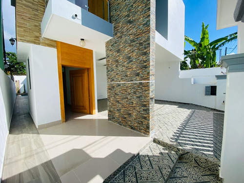 Casa De 2 Niveles Con 3 Habitaciones Y Piscina De Venta En Residencial Cerrado De Pontezuela, Av. 27 De Febrero!