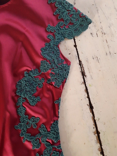 Finisimo Vestido De Alta Costura. Fucsia Y Bordado Turquesa