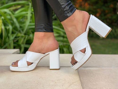 Imagen 8 de 10 de Sandalias Planas Con Tira Cruzada Con Taco Grueso Cuadrado