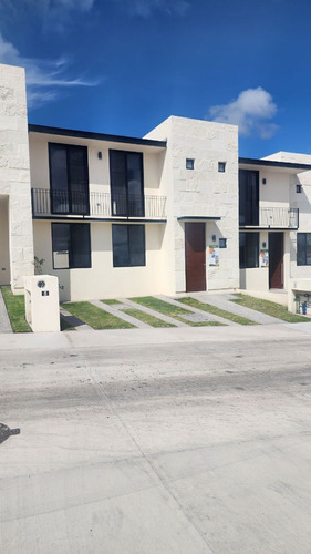 Venta De Casas En El Cimatario, 3 Recamaras, 2.5 Baños Jardí