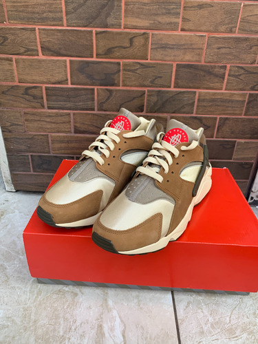 Nike Air Huarache X Stussy - Desert Oak (2021) - 7.5 Mx