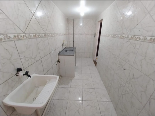 Apartamento Com 2 Quartos Sala,ampla Cozinha E Um Banheiro.