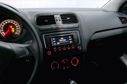 Imagen 6 de 25 de Volkswagen Vento Sedan 4 Pts Starline Ta A/ac Mp3 R-15