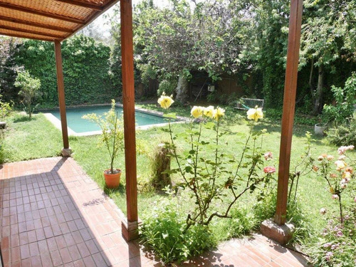 Casa En Pasaje Cerrado (23 De Febrero/ Rosales)