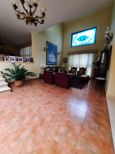 Yannet Inmuebles Vende Bella Casa En Lomas Del Este