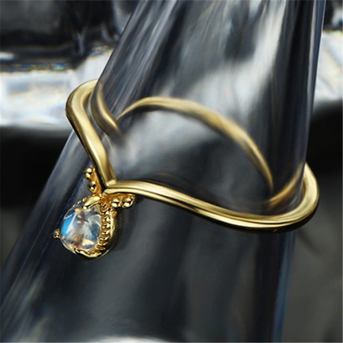 Imagen 3 de 5 de Anillo De Oro 9k Con Forma De V De Piedra Lunar Sólida.