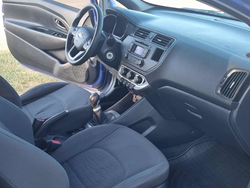 Imagen 6 de 11 de Kia Rio 2015 1.4 Ex 109cv 6mt